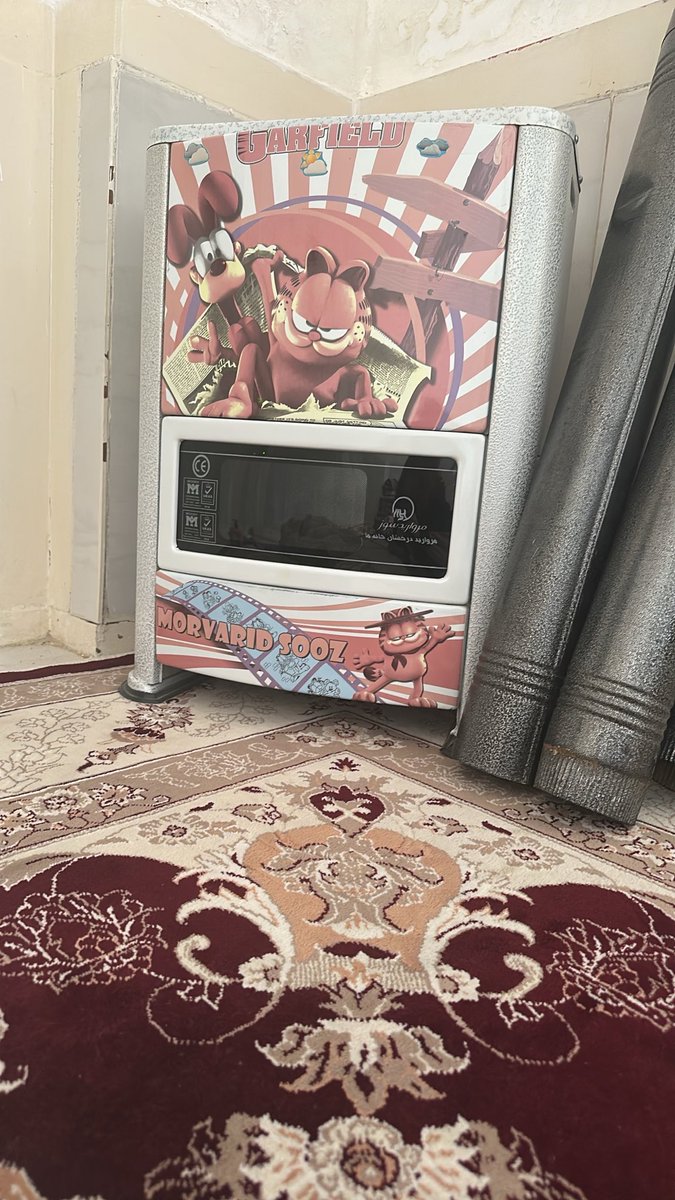 callmekapoo's tweet photo. دیالوگ معروف گارفیلد یادتونه؟ عاشقم باش بهم غذا بده و هرگز ترکم نکن. هنوز رسالت زندگیم همینه. این بخاریم برا بچگیمه اتاق خودم خونه بابام، ۹ سال پیش ک زدم بیرون دیگه روشنش نکردن حالا اومده خونه ی خودم. ببینم روشن میشه، هوا شبا خیلی سرده. https://t.co/W6l6FP74qi