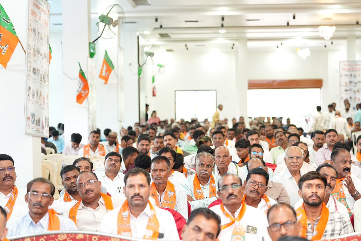 cbawankule's tweet photo. माझ्यासमवेत यावेळी भाजपा जिल्हाध्यक्ष आनंदराव राऊतजी, आ. संजयजी भेंडे, माजी आ. @T_Sawarkar जी, माजी आ. @SudhirParweBJP जी, जिल्हा महामंत्री अजय बोढारे, अनिल निधान, राहुल किरपान, शुभांगीताई गायधने, जिल्हा कोषाध्यक्ष व कामठी नगरपालिकेचे नगराध्यक्ष अजय अग्रवाल, मौदा नगरपंचायतीचे नगराध्यक्ष प्रसन्ना तिडके, बहादुरा नगरपंचायतीच्या नगराध्यक्षा प्रतीक्षाताई खंदाडे, जिल्हा युवामोर्चा अध्यक्ष चेतन खडसे, जिल्हा उपाध्यक्ष नरेश मोटघरे, जिल्हा परिषदेच्या माजी अध्यक्षा निशाताई सावरकर, तालुका मंडळ अध्यक्ष सचिन घोडमारे यांच्यासह भगवान बावनकुळे, पप्पू राऊत, ब्रह्मा काळे, रवींद्र चव्हाण, रमेश कुंभलकर, मोरेश्वर सोरते, मुकेश अग्रवाल तसेच अन्य मान्यवर, पदाधिकारी व कार्यकर्ते मोठ्या संख्येने उपस्थित होते. २/२

@PMOIndia @CMOMaharashtra @maharevenue @MahaDGIPR @ngpnmc @InfoNagpur
#25YearsOfSeva #ViksitBharat #PMModiJi #Maharashtra #Nagpur #GuardianMinister #RevenueMinister #ChandrashekharBawankule