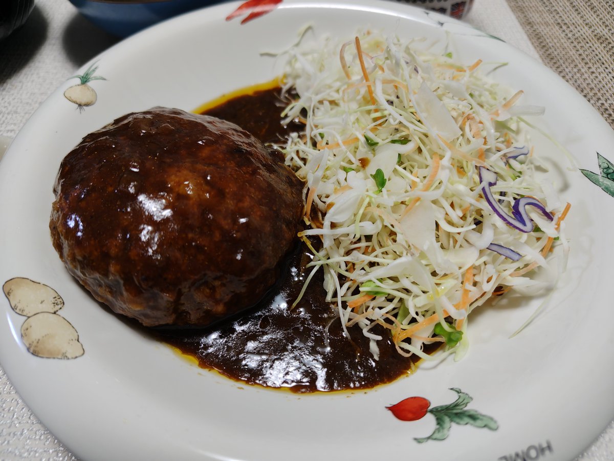 tomo110607's tweet photo. こんばんは〜
今日の夜ごはんは家でハンバーグ定食です。

但しとなりますが作ったのは味噌汁だけ。ハンバーグは温めるだけの手抜きです😂 https://t.co/NLTkdjykot