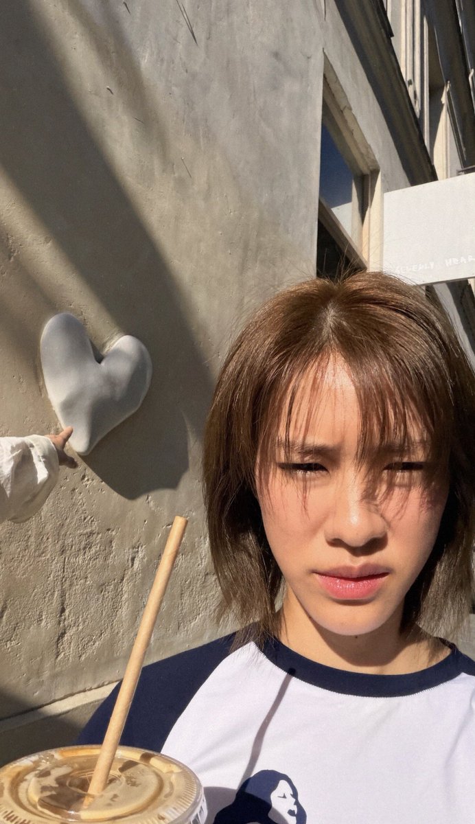 bonbonannie_'s tweet photo. E: bie, nag sstroll kami nila mama, grabe ang init ng araw dito. btw look oh a heart!! Miss you!! Mwah https://t.co/iIJu5W491w