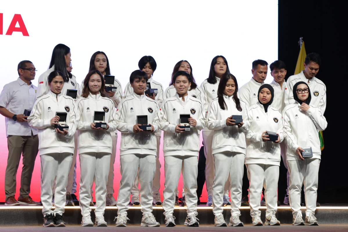 ainurohman's tweet photo. Brand jam tangan asli Indonesia Regan Harney menangkap sinyal dari para pemain tim bulu tangkis putra Indonesia yg sempat berpose sambil menunjuk pergelangan tangan di podium setelah meraih emas beregu di Asian Games Aichi-Nagoya 2026.

Hari ini, Regan Harney memberikan jam tangan kepada seluruh pemain, pelatih, dan staff sebagai apresiasi kesuksesan meraup 2 emas, 1 perak, dan 3 perunggu.   

Sebuah langkah cerdik dari sebuah brand lokal Indonesia. Jadi, nggak perlu nunggu Rolex dulu..

Semoga bisa memancing apresiasi yang jauh lebih besar lagi.