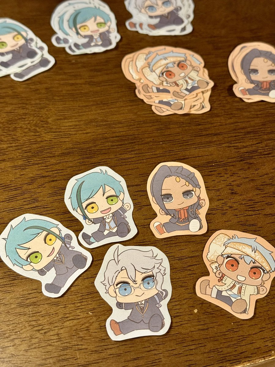 kloglog's tweet photo. シール作ってた。おうちいんさつ https://t.co/SWC2YRZgiC