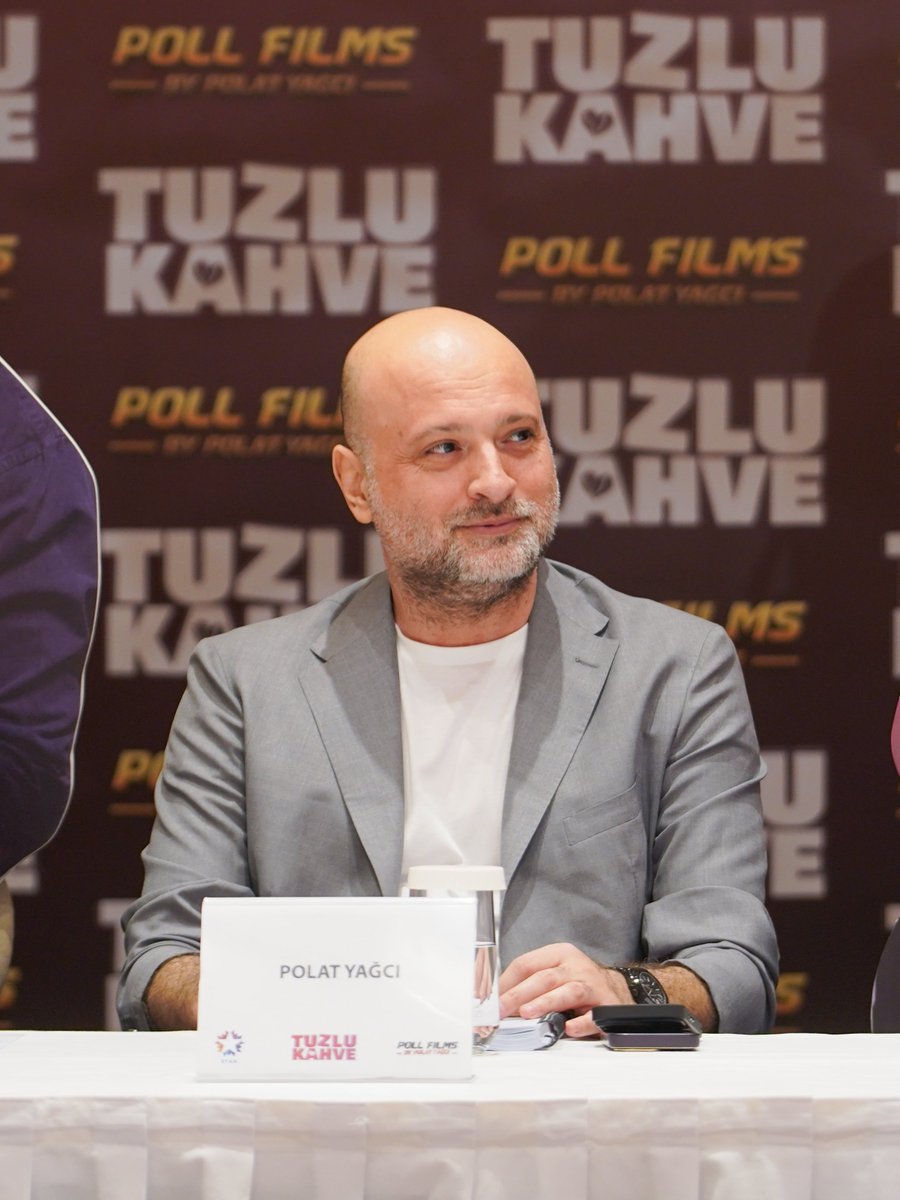 PopFestTR's tweet photo. Polat Yağcı, Tuzlu Kahve'nin 13. bölümünde dünyaca ünlü yabancı bir yıldızın konuk olacağını söyledi.

“Eski aile komedisi tadında yapmaya çalışıyoruz. Her hafta eski bir işe, ustaya, diziye selam çakıyoruz. İnsanlara hatırlamak istedikleri anları tekrardan yaşatıyoruz.” https://t.co/OmngRz2nau