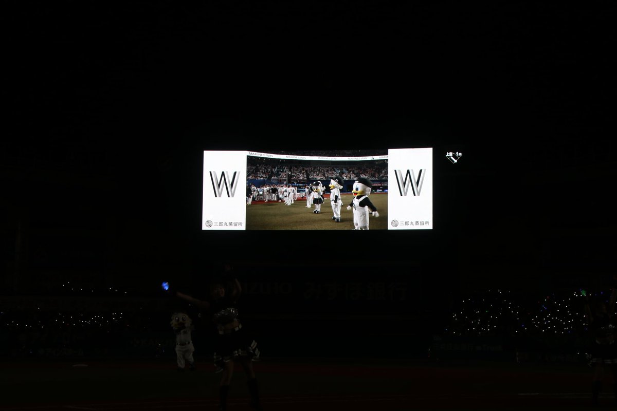 SaburomaruD's tweet photo. 昨日、ZOZOマリンスタジアムで今シーズンの最終戦が行われました。

サブロー監督と、三郎丸蒸留所。
名前が似ている。

そんな、ちょっとしたご縁から始まった「サブローマルハイボール」でした。

7回裏終了時点でマリーンズがリードしていたら販売開始。
勝った夜だけ、みんなで乾杯する。

最初はひとつの企画でした。

でも、社員もマリンへ足を運び、スタンドを埋めるファンの声を聞き、勝利に沸く球場で一緒に乾杯するうちに、私たちにとっても、ただの広告や協賛ではなくなっていきました。

勝てばうれしい。
負ければ、悔しい。
その一喜一憂を、少しだけ皆さんと一緒に味わえたシーズンでした。

昨日のホーム最終戦は、悔しい完封負け。
最後のサブローマルハイボールで乾杯することはできませんでした。

だからこそ。
来季こそ。

今シーズン、サブローマルハイボールで乾杯してくださった皆さん、本当にありがとうございました。

千葉ロッテマリーンズ、そしてマリーンズファンの皆さんへ。
富山から、心を込めて。

#千葉ロッテ #chibalotte #マリーンズ #サブローマルハイボール #三郎丸蒸留所 #三郎丸