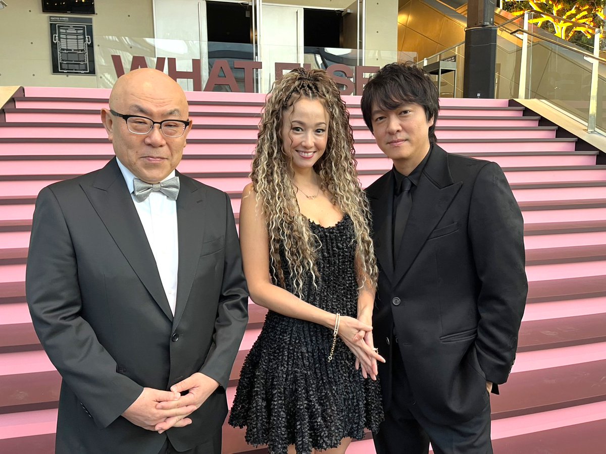 barano_kusari's tweet photo. \\ 第31回 #釜山国際映画祭レポ //
　　レッドカーペット編🌹

10/6 に行われたレッドカーペットセレモニーに
#丸山隆平 さん、#沢尻エリカ さん、
#佐藤佐吉 監督が登場しました

5,000人以上の観客が集まる中、
大歓声と各国メディアのフラッシュを浴びた3人✨

釜山国際映画祭のレッドカーペット
レッドカーペットを終え、
「特別感がすごかった」（丸山さん）
「めっちゃ楽しかった」（沢尻さん）
と、釜山の熱気を楽しんだおふたりでした❤️‍🔥

引き続き現地の様子をお届けします🗣️

#映画薔薇の鎖 𝟏𝟐.𝟏𝟏 𝑭𝒓𝒊 公開