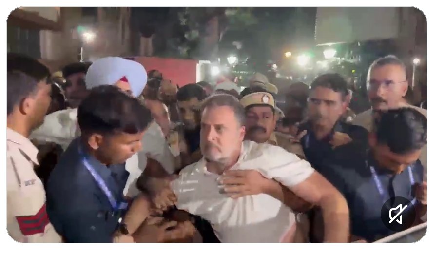Profkhalid's tweet photo. @khanumarfa अरे भाई क्यों किसी की दुल्हन से ज़ोर ज़बरदस्ती से मुलाकात करना चाहते हो,वो पर्दे में सम्मान मर्यादा पूर्वक विराजमान है,अच्छी बात नही, पेगाम का ख़त डाक से ईमेल से भिजवा दिजिए, अब कबुतर तो है नही पहले  जेसे,जो आपका साथ दे,थोड़ा समझीए और दुल्हन को दुल्हन रहने दिजिए #eleccionesespaña https://t.co/W3Ihi8sVlj