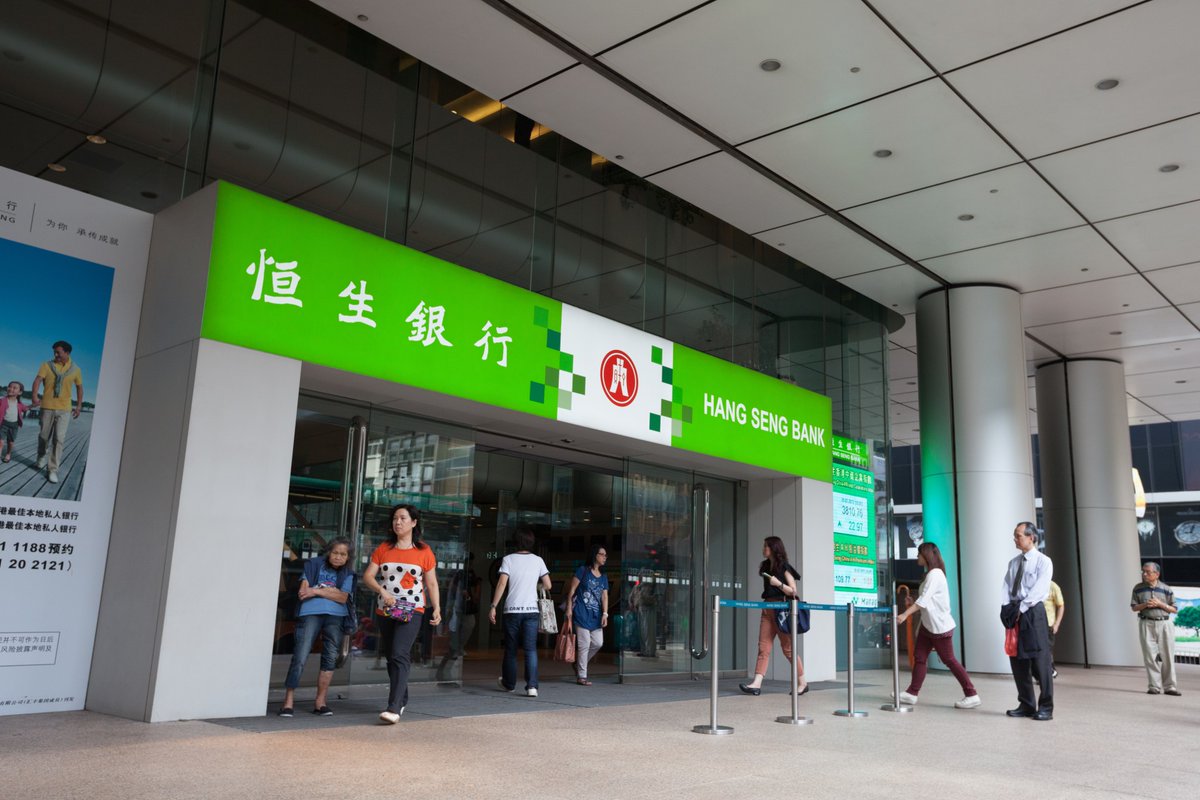 CloudCreativeAI's tweet photo. 在香港开了 8 家银行账户，恒生先找上门让我补材料了。

中银香港、汇丰、招商永隆、建行亚洲、工银亚洲、众安、蚂蚁、恒生——开的时候一路绿灯，觉得自己是人生赢家。

然后恒生的邮件就来了：近三个月银行流水、营业执照、地址证明、开户手机号的注册证明，四样，限期交齐。

材料我交了，审核还是没过。行吧，先放着，下次去香港当面再说。

开的时候有多爽，补材料的时候就有多狼狈。这 8 家，每家的合规都要单独过一遍，等于把开户流程又走了一遍，还都是限时作业。

给后来人提个醒：香港银行现在对内地客户越查越严，你一次开一堆，在每家眼里都是"高风险客户"，补件邮件只会雪片一样来。

想清楚自己到底需要哪几家：够用、养得起、不折腾，就够了。贪多嚼不烂。