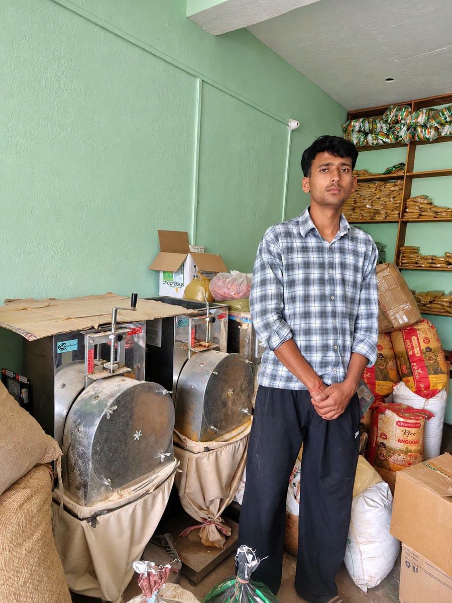 KChurachandpur's tweet photo. Dwarahat Krishak Vikas Producer Co Ltd #FPO from #Almora #PMDhanDhaanyaKrishiYojana district #Uttarakhand, with 800 farmer members sets up 3 HP single-phase pulveriser, capacity 50 kg/hour for processing coriander & chilly.
NITI Aayog
#DDKY #Chilli #Coriander #AgriGoI https://t.co/iFHEmwyYXm