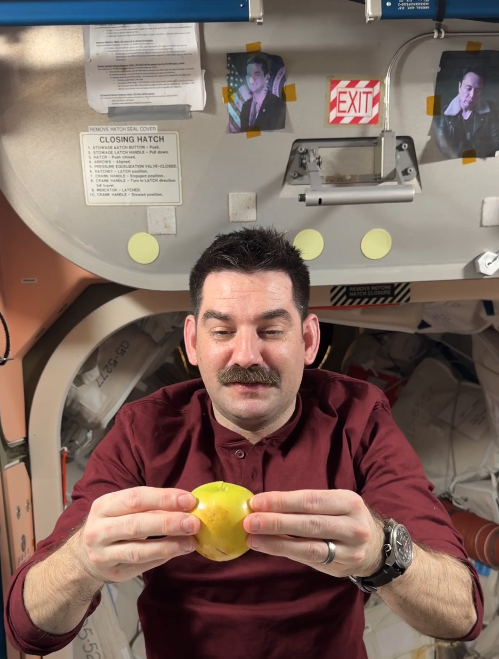ShuttleAlmanac's tweet photo. Was it something I said... one day later and the hero worship photos are gone! https://t.co/GXbJo9kxos