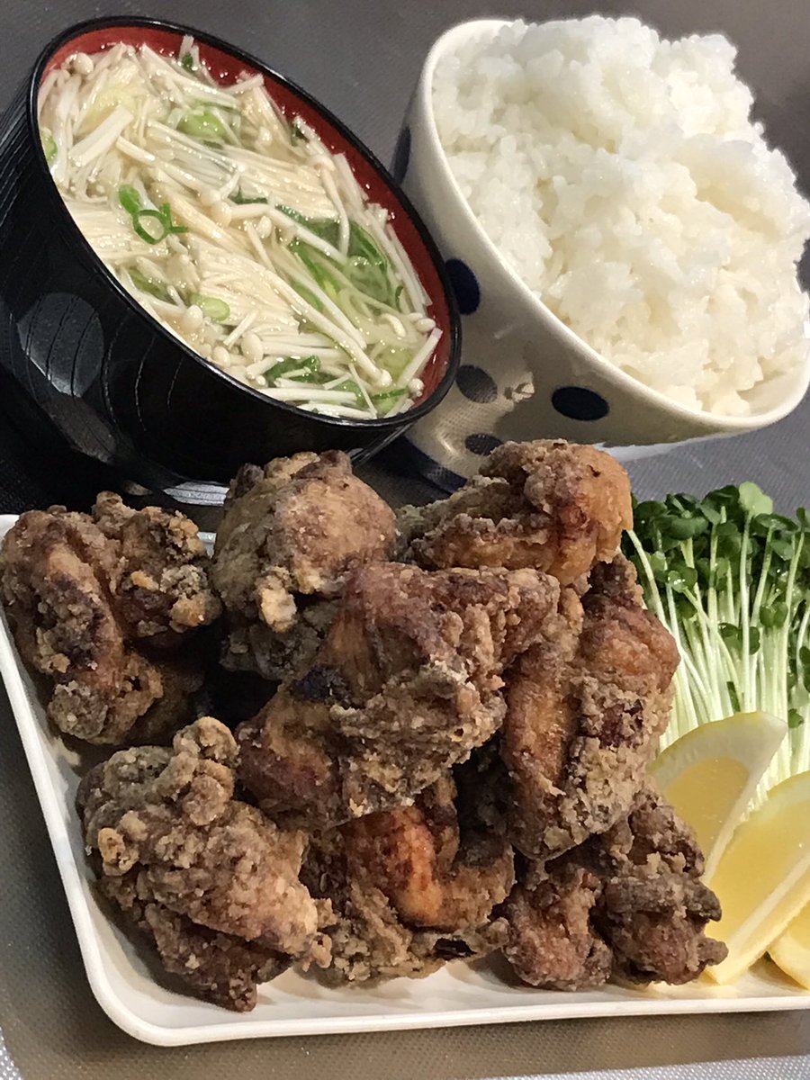 sense_kabu's tweet photo. 今日はにんにく醤油漬けの大盛り唐揚げ定食を食べました。おいしかったです。 https://t.co/UfhNsmTCNU