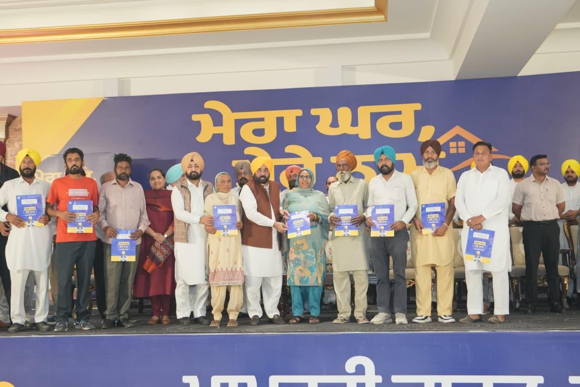BhagwantMann's tweet photo. ਧੂਰੀ ਰੈਲੀ ਦੇ ਭਾਰੀ ਇਕੱਠ ਨੇ ਸਾਬਤ ਕਰ ਦਿੱਤਾ ਕਿ ਸਾਡੇ ਕੰਮਾਂ ਦੀ ਗੂੰਜ ਪੰਜਾਬ ਦੇ ਹਰ ਵਿਹੜੇ 'ਚ ਹੈ... ਪਰਿਵਾਰ ਪਾਲਣ ਵਾਲੀ ਰਾਜਨੀਤੀ ਦਾ ਅੰਤ ਕਰਕੇ, ਅਸੀਂ ਪੰਜਾਬ ਨੂੰ 'ਲਾਲ ਲਕੀਰ' ਤੋਂ ਮੁਕਤ ਕਰਨ ਦਾ ਇਤਿਹਾਸਕ ਆਗਾਜ਼ ਕੀਤਾ ਹੈ... 4000 ਪਿੰਡਾਂ ਨੂੰ ਜਲਦ ਪੱਕੀਆਂ ਰਜਿਸਟਰੀਆਂ ਮਿਲਣਗੀਆਂ... 

ਧੂਰੀ ਨੂੰ 47 ਕਰੋੜ ਦੇ ਵਾਟਰ ਪ੍ਰੋਜੈਕਟ ਦੀ ਸੁਗਾਤ ਦਿੱਤੀ... ਟੇਲਾਂ ਤੱਕ 88% ਨਹਿਰੀ ਪਾਣੀ ਪੁੱਜਣ ਨਾਲ ਅੰਨਦਾਤੇ ਦੀ ਫ਼ਸਲ ਦਾ ਝਾੜ ਵਧਿਆ ਹੈ... ਸਿੱਖਿਆ-ਸਿਹਤ 'ਚ ਨੰਬਰ 1 ਪੰਜਾਬ ਅਤੇ ਜ਼ੀਰੋ ਬਿਜਲੀ ਬਿੱਲ ਹੁਣ ਹਕੀਕਤ ਨੇ... ਕੇਂਦਰੀ ਏਜੰਸੀਆਂ ਦੀਆਂ ਗਿੱਦੜ ਭਬਕੀਆਂ ਤੋਂ ਅਸੀਂ ਡਰਨ ਵਾਲੇ ਨਹੀਂ... ਸਾਡਾ ਮਕਸਦ ਸਿਰਫ਼ ਪੰਜਾਬ ਦੀ ਨਿਸ਼ਕਾਮ ਸੇਵਾ ਹੈ ਤੇ ਪੰਜਾਬੀ ਕਿਸੇ ਦੀ ਧੌਂਸ ਨਹੀਂ ਝੱਲਦੇ...
ਇਨਕਲਾਬ ਜ਼ਿੰਦਾਬਾਦ!