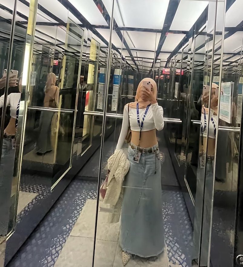 gossipmagazinn's tweet photo. Tesettürlü bir TikTok kullanıcısının, bluzuna crop top görünümü vermek için gösterdiği çaba görenleri şaşırttı. https://t.co/W978l7NH8u