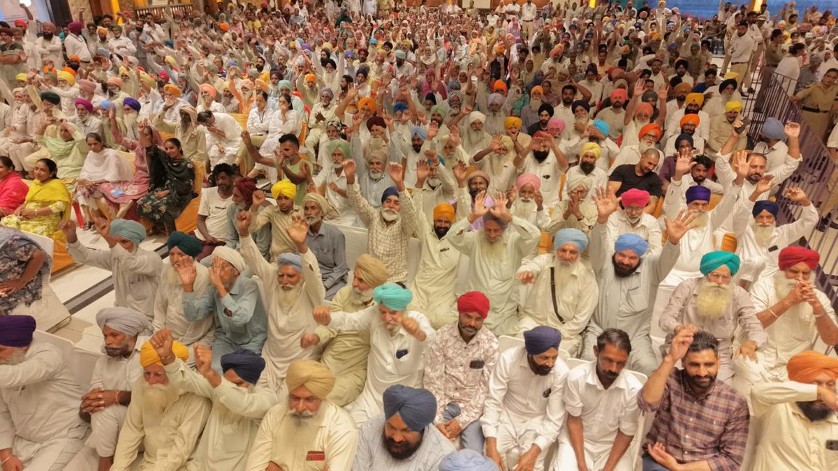 BhagwantMann's tweet photo. ਧੂਰੀ ਰੈਲੀ ਦੇ ਭਾਰੀ ਇਕੱਠ ਨੇ ਸਾਬਤ ਕਰ ਦਿੱਤਾ ਕਿ ਸਾਡੇ ਕੰਮਾਂ ਦੀ ਗੂੰਜ ਪੰਜਾਬ ਦੇ ਹਰ ਵਿਹੜੇ 'ਚ ਹੈ... ਪਰਿਵਾਰ ਪਾਲਣ ਵਾਲੀ ਰਾਜਨੀਤੀ ਦਾ ਅੰਤ ਕਰਕੇ, ਅਸੀਂ ਪੰਜਾਬ ਨੂੰ 'ਲਾਲ ਲਕੀਰ' ਤੋਂ ਮੁਕਤ ਕਰਨ ਦਾ ਇਤਿਹਾਸਕ ਆਗਾਜ਼ ਕੀਤਾ ਹੈ... 4000 ਪਿੰਡਾਂ ਨੂੰ ਜਲਦ ਪੱਕੀਆਂ ਰਜਿਸਟਰੀਆਂ ਮਿਲਣਗੀਆਂ... 

ਧੂਰੀ ਨੂੰ 47 ਕਰੋੜ ਦੇ ਵਾਟਰ ਪ੍ਰੋਜੈਕਟ ਦੀ ਸੁਗਾਤ ਦਿੱਤੀ... ਟੇਲਾਂ ਤੱਕ 88% ਨਹਿਰੀ ਪਾਣੀ ਪੁੱਜਣ ਨਾਲ ਅੰਨਦਾਤੇ ਦੀ ਫ਼ਸਲ ਦਾ ਝਾੜ ਵਧਿਆ ਹੈ... ਸਿੱਖਿਆ-ਸਿਹਤ 'ਚ ਨੰਬਰ 1 ਪੰਜਾਬ ਅਤੇ ਜ਼ੀਰੋ ਬਿਜਲੀ ਬਿੱਲ ਹੁਣ ਹਕੀਕਤ ਨੇ... ਕੇਂਦਰੀ ਏਜੰਸੀਆਂ ਦੀਆਂ ਗਿੱਦੜ ਭਬਕੀਆਂ ਤੋਂ ਅਸੀਂ ਡਰਨ ਵਾਲੇ ਨਹੀਂ... ਸਾਡਾ ਮਕਸਦ ਸਿਰਫ਼ ਪੰਜਾਬ ਦੀ ਨਿਸ਼ਕਾਮ ਸੇਵਾ ਹੈ ਤੇ ਪੰਜਾਬੀ ਕਿਸੇ ਦੀ ਧੌਂਸ ਨਹੀਂ ਝੱਲਦੇ...
ਇਨਕਲਾਬ ਜ਼ਿੰਦਾਬਾਦ!