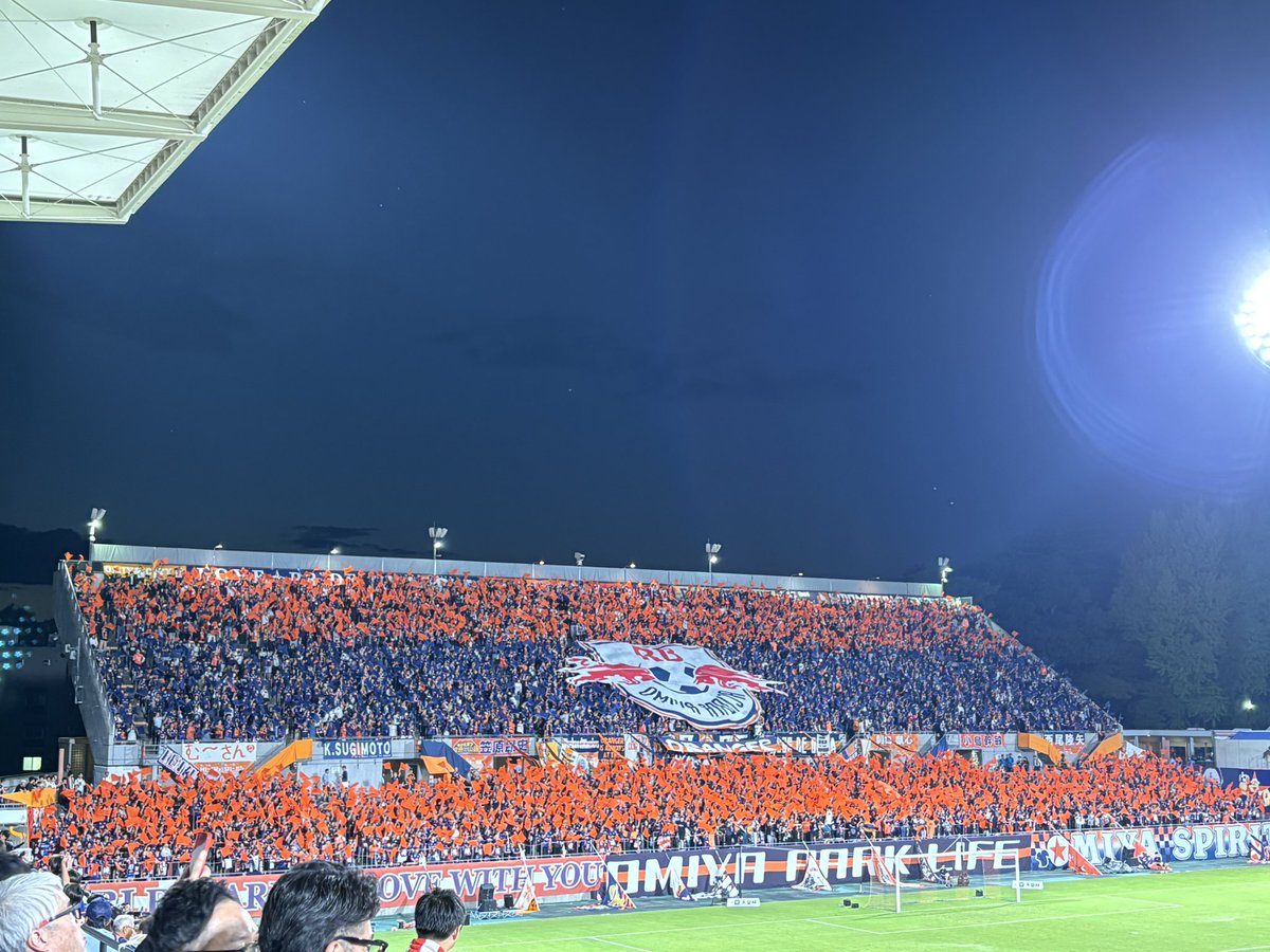 hochikanagawa's tweet photo. ここまで両ゴール裏がはっきりと同数になるダービーは珍しいのでは…
#埼玉ダービー https://t.co/7TZ8hB6G0w