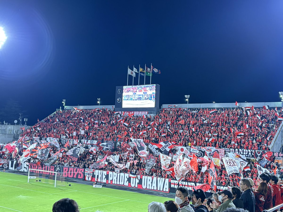 hochikanagawa's tweet photo. ここまで両ゴール裏がはっきりと同数になるダービーは珍しいのでは…
#埼玉ダービー https://t.co/7TZ8hB6G0w
