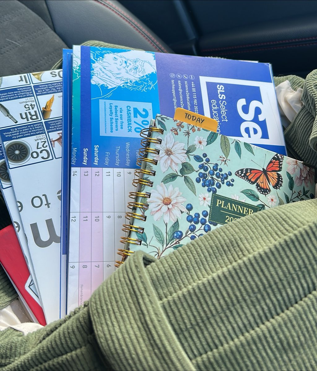 SLSSelectEd's tweet photo. 👜 What’s in Jill’s bag before hitting the road for another day of supporting science education?

Request a virtual or in-person visit with your local sales rep this October for your chance to win a £50 Amazon voucher! 
https://t.co/D0DexMDk5V
 
#ScienceEducation #RequestARep https://t.co/8srquYPtUw
