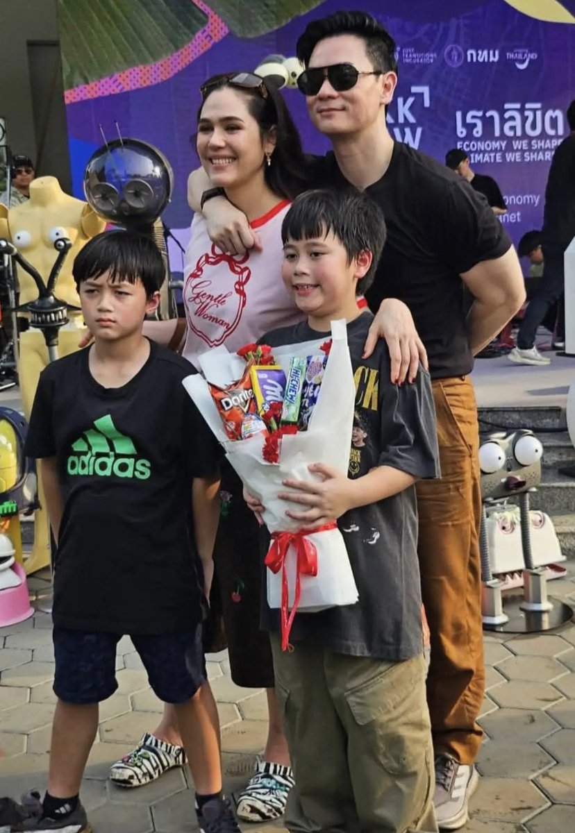 SSMooMoo's tweet photo. แม่ชมกับสายฟ้า คือ ยิ้มอันตรายที่ได้มาจากกรรมพันธุ์ของจริง https://t.co/5ch4MIwAlx