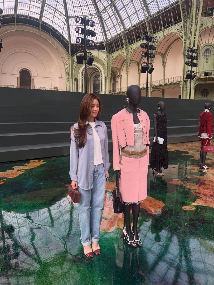 MiuNatshaTWFC's tweet photo. [261007] From IG Post | lalinalena

The details that left me in awe🫶🏻♥️ @CHANELofficiaI 

#CHANELSpringSummer 
#CHANEL #PFW 
#CHANELSS27xLenaMiu 
#LalinaLena #MiuNatsha https://t.co/4gVo9AZ4zw