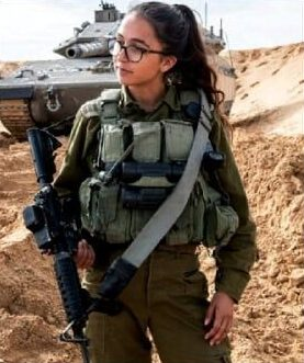 LobmS_Y's tweet photo. Karni Guez était à la tête d'un peloton de tankistes féminines du bataillon Caracal, le matin du 7 octobre. Elle commandait 8 soldates, réparties dans un char Merkava et un véhicule d'appui blindé.

Lorsque les alertes ont retenti, elle a compris que ce n'était pas un exercice, et que quelque chose d'anormalement grave avait lieu.

Positionnée près de la frontière avec l'Egypte, elle reçoit l'ordre avec ses combattantes de faire mouvement vers le nord pour se rapprocher des combats.

Sur la route, elles rencontrent un premier groupe de combattants du Hamas dans des pick-up qui ont franchi la frontière et se dirigent vers les kibboutzim avoisinant.

Karni Guez donne l'ordre d'engager immédiatement l'ennemi, et le peloton ouvre le feu, les combats dureront près d'une heure, plus d'une vingtaine de combattants du Hamas seront éliminés, leurs véhicules et arsenal détruits, et plus important encore, la vague d'infiltration sur leur position est refoulée.

Cette menace neutralisée, Guez donne l'ordre de faire mouvement vers le kibboutz H'olit. Son peloton engage alors le combat contre des unités du Hamas lourdement armées qui tentent de pénétrer dans le kibboutz, et parvient à manoeuvrer dans le même temps pour protéger des soldats blessés. Au cours de ces manoeuvres, les soldates élimineront de nombreux combattants du Hamas, par le feu de leur tank, ou en les écrasant lorsqu'ils tenteront de fuir.

La menace sur H'olit neutralisée, Guez choisit de se déplacer vers le kibboutz Sufa, dont le poste militaire a été pris d'assaut par les hommes du Hamas.

Alors que le réseau de communication principal est dysfonctionnel, elle prend position et engage les hommes du Hamas pour reprendre lentement le terrain. 

Les soldates de Karni Guez reçoivent par la suite le renfort de commandos Shayetet 13, auxquels elles procurent alors un appui feu précieux pour finalement déraciner et repousser le Hamas, au terme de plus de 6 heures de combat.

Elles entament alors une opération de combat de rue, et de nettoyage maison par maison, bâtiment par bâtiment, pour secourir les civils pris au piège et leur permettre d'évacuer sains et saufs. La bataille de Sufa aura duré en tout plus de 12 heures.

Ce n'est que vers 2 heures du matin, après 19 heures de combats acharnés, à bout de force et de munitions, que Karni Guez ordonne finalement le repli de son peloton vers leur camp de base.

Le Leadership et le sang-froid de Karni, qui a improvisé seule, sans communications et sans ordres son plan de bataille tout au long de la journée, et la combativité, le professionnalisme et l'héroïsme de ses soldates ont sauvé les kibboutzim de H'olit et de Sufa, et concrètement toute la région de H'evel Shalom.

Honneur à Karni et ses soldates, héroïnes d'Israël.