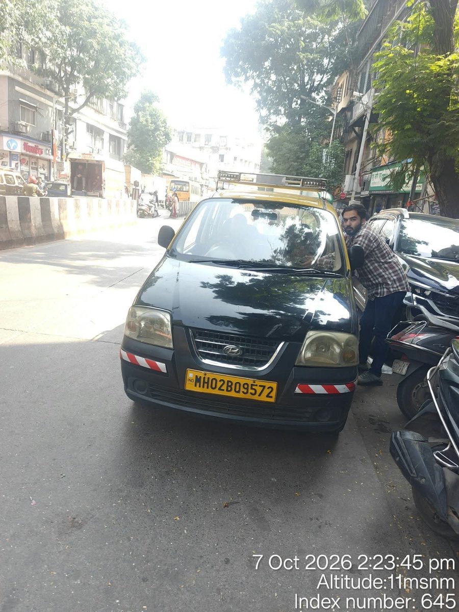 Vikramk11110099's tweet photo. @CPMumbaiPolice एक एक तास एकाच ठिकाणी उभे राहतात टॅक्सीवाले आणि भाडे नाकारतात डी बी मार्ग आरटीओ पोलिस लॅमिंग्टन रोड मुंबई ७. यांचा व पोलिस यांचा आशीर्वाद कारवाई अपेक्षित https://t.co/NdC61FVtYX