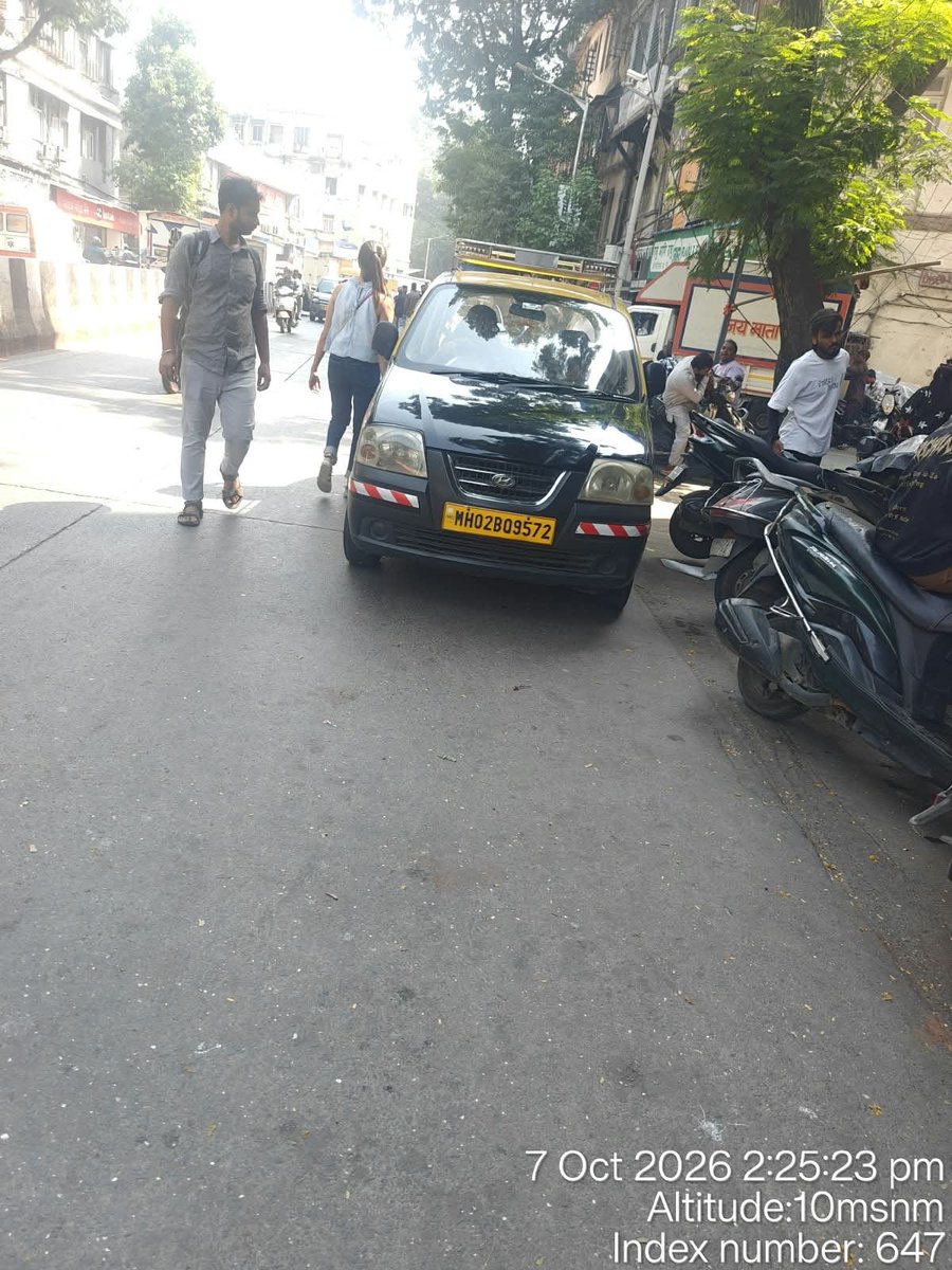 Vikramk11110099's tweet photo. @CPMumbaiPolice एक एक तास एकाच ठिकाणी उभे राहतात टॅक्सीवाले आणि भाडे नाकारतात डी बी मार्ग आरटीओ पोलिस लॅमिंग्टन रोड मुंबई ७. यांचा व पोलिस यांचा आशीर्वाद कारवाई अपेक्षित https://t.co/NdC61FVtYX