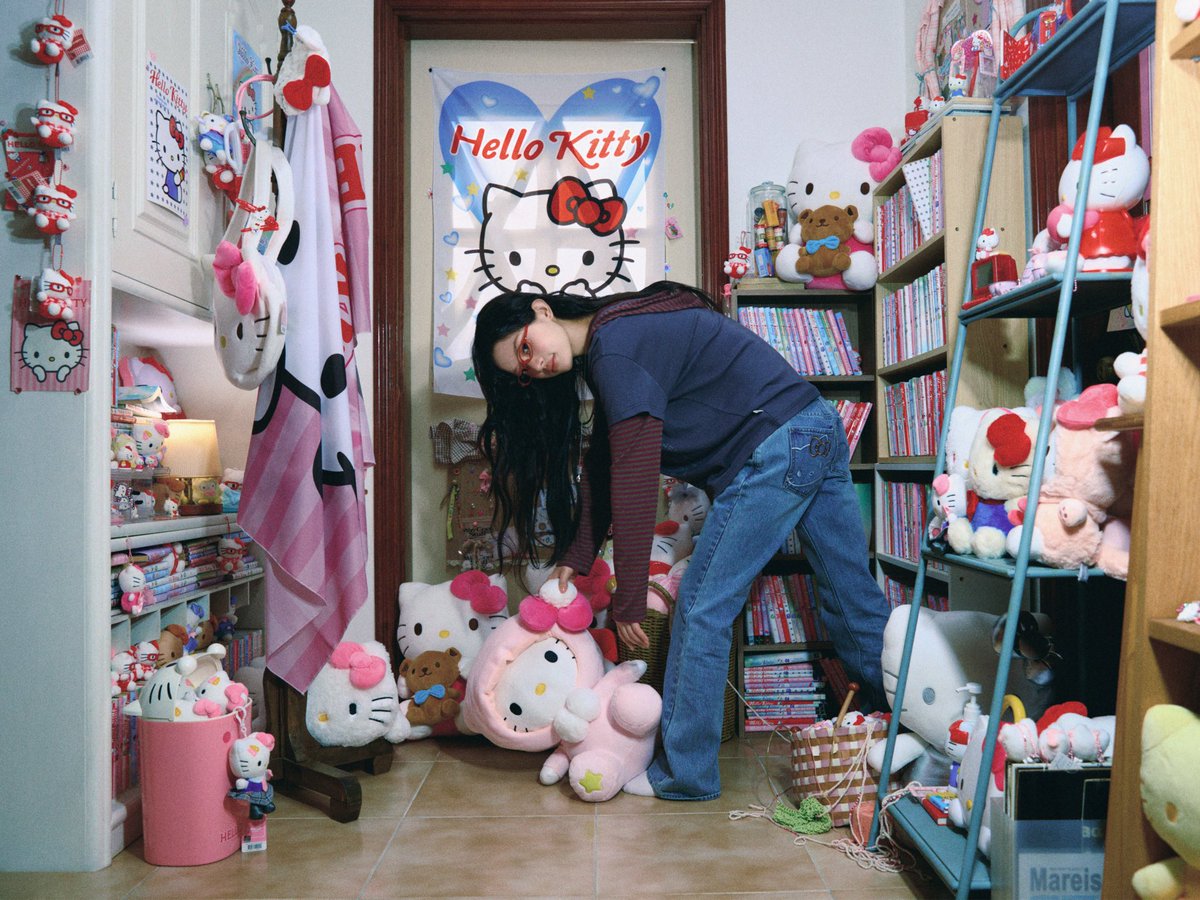 aeae_official's tweet photo. ⠀aeae x HELLO KITTY COLLECTION
「COME AS YOU ARE」
⠀
‘COME AS YOU ARE’는 자신의 취향을 숨기거나 덜어내지 않고
좋아하는 것을 있는 그대로 드러내는 한 소녀를 담았습니다.
⠀
타인의 시선보다 내가 무엇을 좋아하는지를 기준으로 선택하고
때로는 이해받지 못하거나 낯설게 보일 수 있는 것까지도
거리낌 없이 받아들입니다.
⠀
좋아하는 것에 깊이 몰입하고
남들의 기준에 맞추기보다 자신의 방식대로 마음껏 즐기는 소녀.
그녀가 자유롭고 당당한 태도로 취향을 온전히 즐기는 순간을 담았습니다.
⠀
가장 나다운 모습으로, COME AS YOU ARE!

Model : ILLIT MINJU @ illit_official
Directed by 2eehyein @2eehyein
Photographer : 2eehyein @2eehyein
Photo Assistant : Sungsoo Keem, Jeemin Choi
Assistant Director : Youmin Park, Heewon Yu
Sketch Photographer : Chanyoung Lee @_chanyounglee
⠀
Production House : NEWYEAR* @newyear.asia
Executive Producer : Sebong Oh
Producer : Bom Kang, Donghyun Jeong, Subeom Kim
Production Assistant : Daeyoung Son, Wooyoung Nam
⠀
Director of Photography : Andy Iere Kim @illuminatek
1st AC : Juyoung An
2nd AC : Younji Choi
DIT : Yusun Yun
3rd AC : Hanegil Heo
⠀
Gaffer : Kyungho Oh @kyungho_oh
1st Assistant : Junha Ye
2nd Assistant : Beomyoon An
3rd Assistant : Hajin Lee, Hugyeom Kim, Juho Jung
⠀
Art Department : AKHET (아케트)
Art Director : Yeabyul Jeon @yeabyul
Art Team : Yuri Yoon, Jieun Lee, Ohmin Kwon, Seyoung Na, Jiwoo Hong
⠀
Styling : Hyunha Lee @lee.hyunha
Make-up : Jiwon Moon @mooondddddd
Hair : Gunwoong Na @ralkinghair
⠀
Sound Mixer : Yujin Seo @tetraaapod
⠀
2D Graphics & AI Sound : Nahyun Hwangbo (NEWYEAR*) @hwangbonahyun
⠀
DI : CAPRA @capra.official.colour
⠀
Cleaning : Seungwon Jun (a clean sweep) @acleansweepoffice