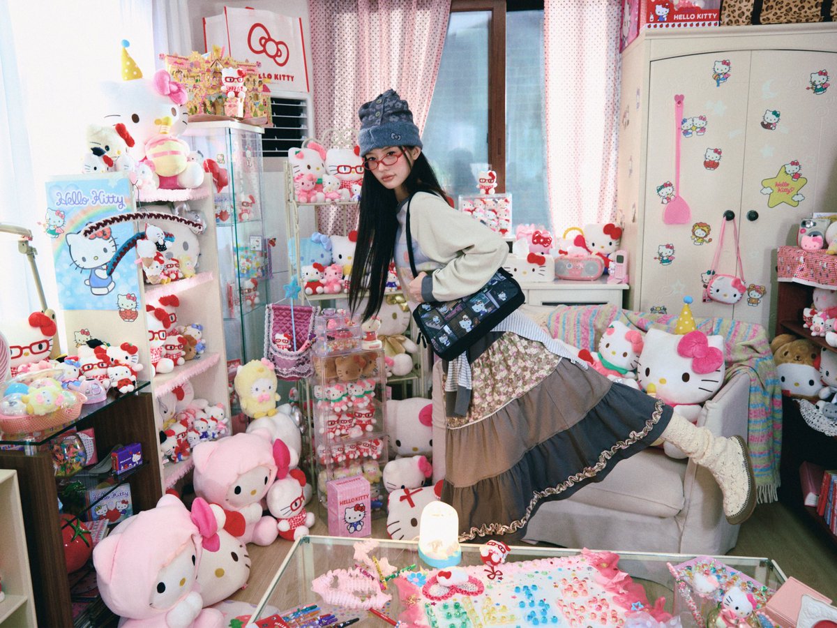 aeae_official's tweet photo. ⠀aeae x HELLO KITTY COLLECTION
「COME AS YOU ARE」
⠀
‘COME AS YOU ARE’는 자신의 취향을 숨기거나 덜어내지 않고
좋아하는 것을 있는 그대로 드러내는 한 소녀를 담았습니다.
⠀
타인의 시선보다 내가 무엇을 좋아하는지를 기준으로 선택하고
때로는 이해받지 못하거나 낯설게 보일 수 있는 것까지도
거리낌 없이 받아들입니다.
⠀
좋아하는 것에 깊이 몰입하고
남들의 기준에 맞추기보다 자신의 방식대로 마음껏 즐기는 소녀.
그녀가 자유롭고 당당한 태도로 취향을 온전히 즐기는 순간을 담았습니다.
⠀
가장 나다운 모습으로, COME AS YOU ARE!

Model : ILLIT MINJU @ illit_official
Directed by 2eehyein @2eehyein
Photographer : 2eehyein @2eehyein
Photo Assistant : Sungsoo Keem, Jeemin Choi
Assistant Director : Youmin Park, Heewon Yu
Sketch Photographer : Chanyoung Lee @_chanyounglee
⠀
Production House : NEWYEAR* @newyear.asia
Executive Producer : Sebong Oh
Producer : Bom Kang, Donghyun Jeong, Subeom Kim
Production Assistant : Daeyoung Son, Wooyoung Nam
⠀
Director of Photography : Andy Iere Kim @illuminatek
1st AC : Juyoung An
2nd AC : Younji Choi
DIT : Yusun Yun
3rd AC : Hanegil Heo
⠀
Gaffer : Kyungho Oh @kyungho_oh
1st Assistant : Junha Ye
2nd Assistant : Beomyoon An
3rd Assistant : Hajin Lee, Hugyeom Kim, Juho Jung
⠀
Art Department : AKHET (아케트)
Art Director : Yeabyul Jeon @yeabyul
Art Team : Yuri Yoon, Jieun Lee, Ohmin Kwon, Seyoung Na, Jiwoo Hong
⠀
Styling : Hyunha Lee @lee.hyunha
Make-up : Jiwon Moon @mooondddddd
Hair : Gunwoong Na @ralkinghair
⠀
Sound Mixer : Yujin Seo @tetraaapod
⠀
2D Graphics & AI Sound : Nahyun Hwangbo (NEWYEAR*) @hwangbonahyun
⠀
DI : CAPRA @capra.official.colour
⠀
Cleaning : Seungwon Jun (a clean sweep) @acleansweepoffice