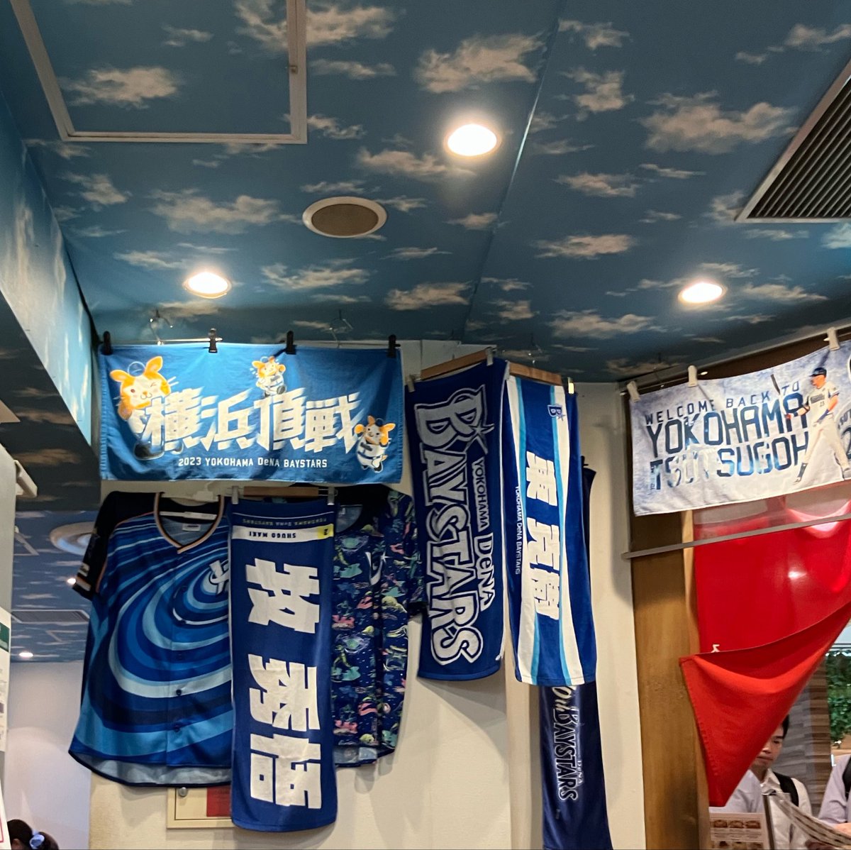 turtle_ma's tweet photo. 高崎の駅ビルに入ってるはらっぱめちゃくちゃ横浜推し
そして天井の壁紙がマジックミラー号のそれ
🧸🫧 https://t.co/gE0FiczPg8