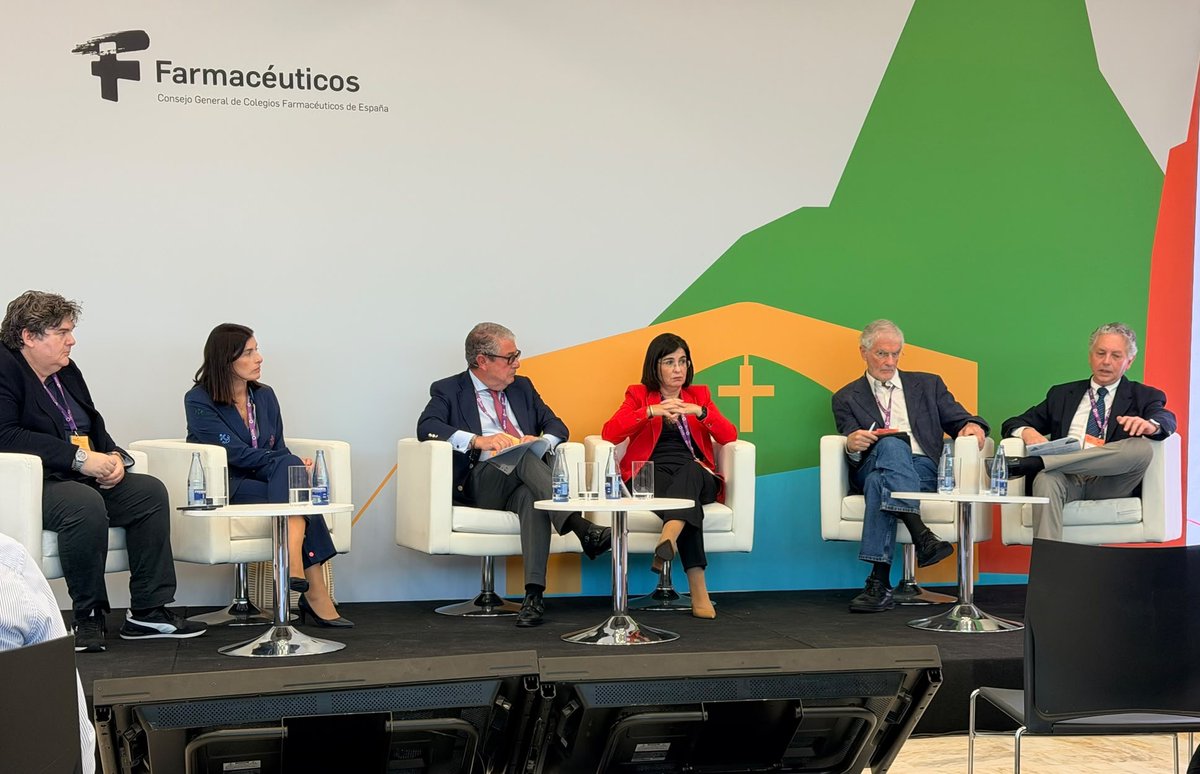 sespas's tweet photo. 💊 La farmacia comunitaria puede desempeñar un papel clave en la prevención, la equidad y la coordinación sanitaria.

Así lo destacó Manuel Herrera, presidente de SESPAS, durante su participación en la Mesa «Uso y percepción social de la farmacia» del Congreso Nacional Farmacéutico #24CNF
 @Farmaceuticos_

🗣️ Herrera apostó por una farmacia que siga evolucionando: manteniendo su cercanía y accesibilidad y avanzando hacia una mayor integración con el resto del sistema sanitario y social.

📲 Más información: https://t.co/2s18vAEk4n