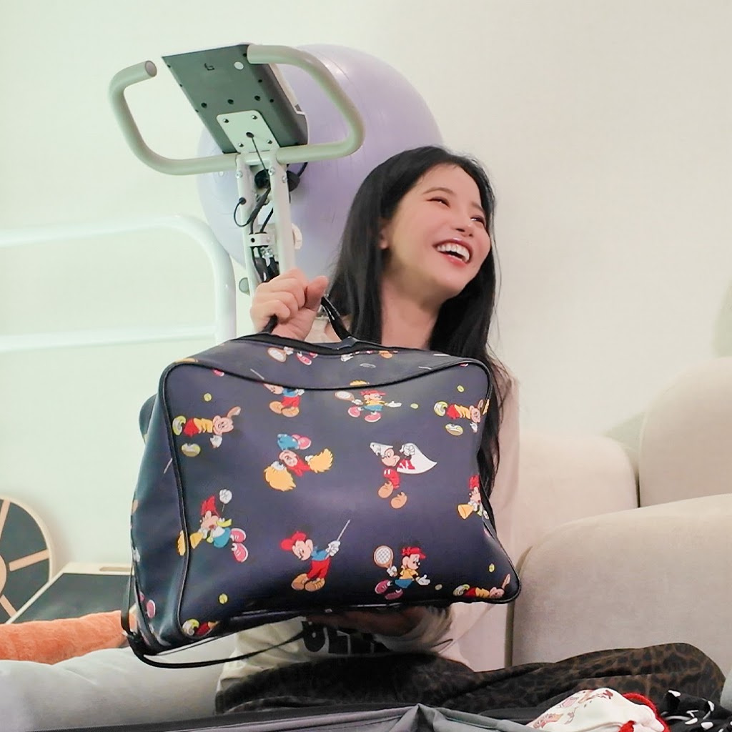 solarteam221's tweet photo. 📷📝 SOLARSIDO POSTS

Hello, Yongwangnims~
This is PD Yesol☺️

The most exciting yet bothersome..
Packing your suitcase!!

I’m the type to pack my suitcase
right before I leave, against the clock..ㅠ
But what about Solar?
What kind of way will she pack her suitcase!

#SOLAR #솔라 https://t.co/9O4cNQ3zaX