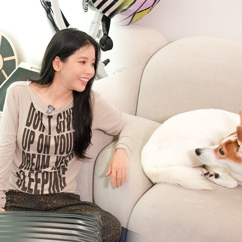 solarteam221's tweet photo. 📷📝 SOLARSIDO POSTS

Hello, Yongwangnims~
This is PD Yesol☺️

The most exciting yet bothersome..
Packing your suitcase!!

I’m the type to pack my suitcase
right before I leave, against the clock..ㅠ
But what about Solar?
What kind of way will she pack her suitcase!

#SOLAR #솔라 https://t.co/9O4cNQ3zaX