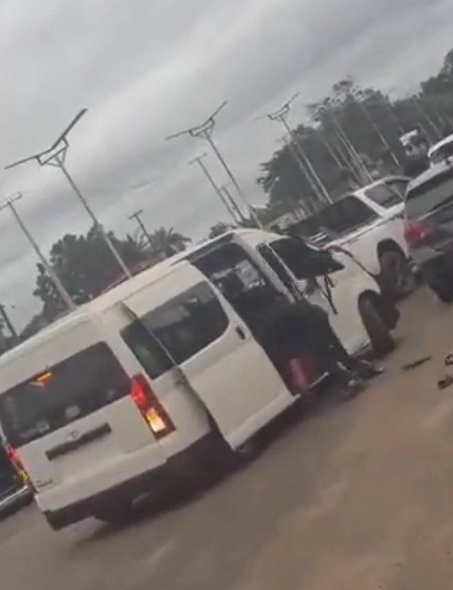 SamzyVG's tweet photo. Footages from this operation has also revealed the officer’s brutally assaulting some persons on interest and forcefully abducting them in their un-identified Toyota vehicles at the premises of the Federal College of Agriculture, Akure Ondo State

#EFCCAbuse #EFCCBrutality #EFCC https://t.co/QFrQxloUE0