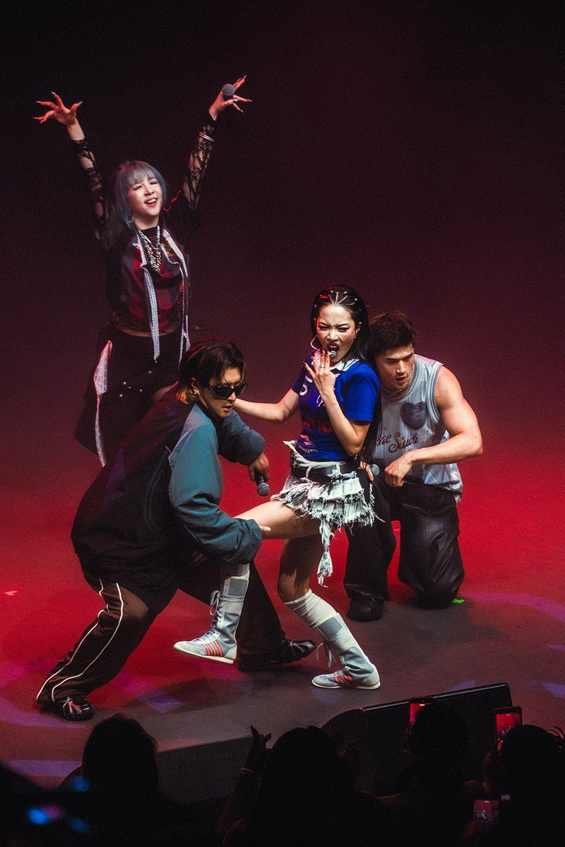 KARD_Charts's tweet photo. 'K-pop World' published an article about KARD's concert in London, UK!

📎: https://t.co/pPUDKl6H97 

"Ten years can change a group … But watching KARD together in London, the chemistry that made them distinctive in the first place remains remarkably intact"

#KARD #카드 https://t.co/6bIZZg8TZh