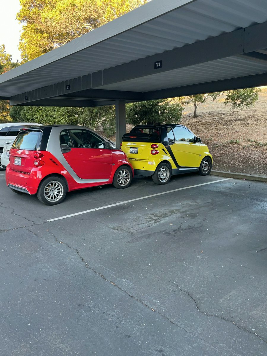 SandraMartfukc's tweet photo. Saw a couple smart cars parked in the same spot
#LuxuryCars #UsedCars https://t.co/QRDZuW53hW