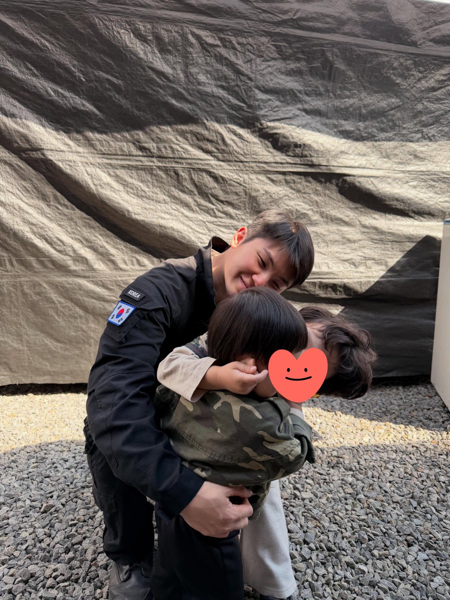 captain_ho5hi's tweet photo. 미친 말도안돼… 아기들한테 웃어주는 얼굴봐 어떡해😭😭😭 #우지 https://t.co/WgzUfCvKTT