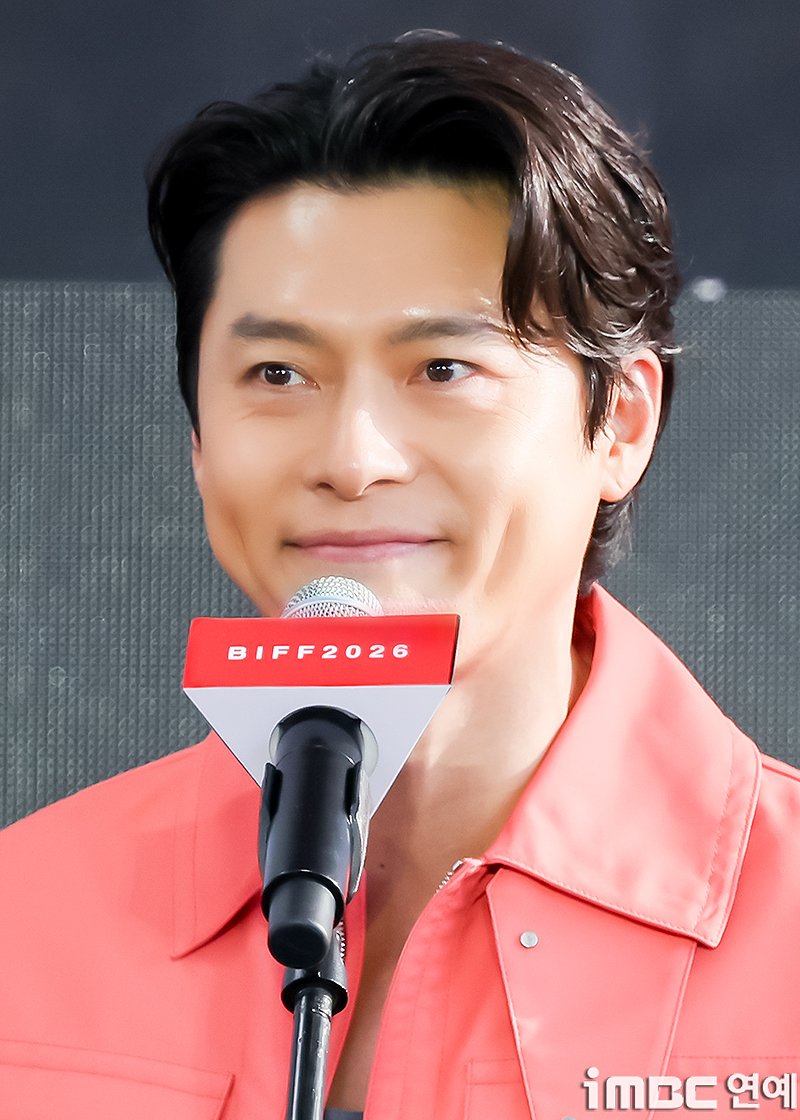 lukakyuun's tweet photo. Woke up to his unexpected pink fashion 😳 looking so fresh and... CUTEEEEE 🤏

#HyunBin at BIFF 2026 Outdoor Stage Greeting for <Made In Korea S2> https://t.co/CqzhEkJG2u