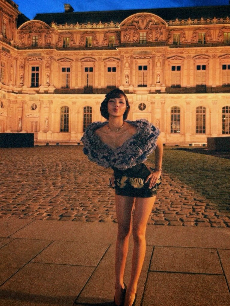yk2aii's tweet photo. she looks stunning in that vintage style https://t.co/L21lei2hMC