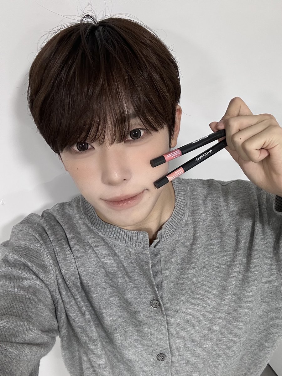 idntt_cosmo's tweet photo. 아덴 대표 웜톤전교회장햇살캐남주☀️인 나를 도와줘서 고마워 청명이형, 네이밍…🫶🏻
•
•
•
(결국 김덴주는 청명이형을 택했지만..)
@naming_cosmetic

#idntt #아이덴티티
#itsnotover #양경호 #yanggyungho https://t.co/7bMGYkEqVg