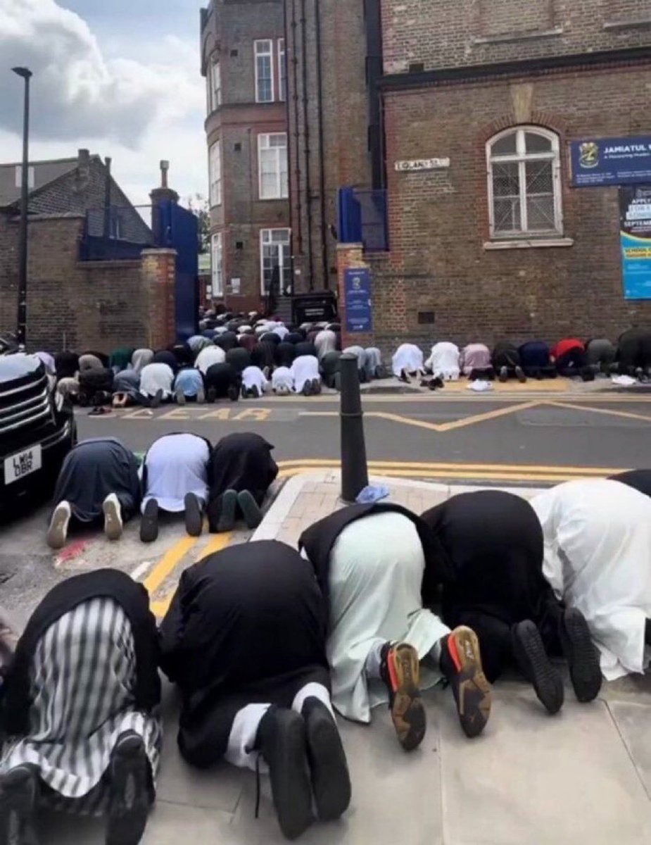 CivicAffairsx1's tweet photo. IF A BILL WERE INTRODUCED TO BAN THE MUSLIM CALL TO PRAYER FROM PUBLIC SPACES, HOW STRONGLY WOULD YOU SUPPORT IT?

A. 100%
B. 75%
C. 50%
D. 25%
E. No https://t.co/24J788OLIU