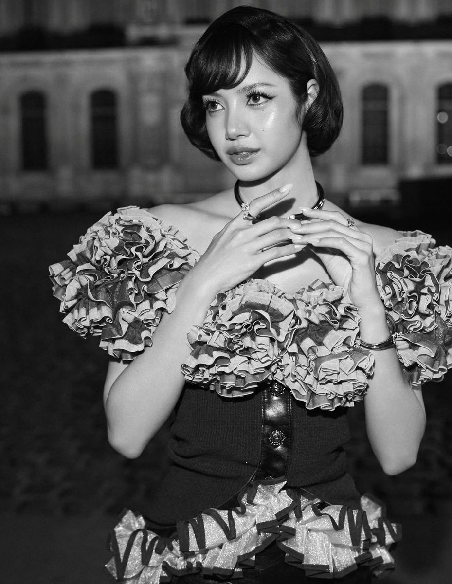 LaliceUpdates's tweet photo. #LISA IG update: 

“Un peu de douceur avec @LouisVuitton 

📸 nicolasgerardin”

🔗 https://t.co/TZreRJOW7b

#LVSS27 @wearelloud 

LISA LOUIS VUITTON SS27
#LISAxLVSS27
#LISAxLouisVuitton https://t.co/ESd2jg9CBc