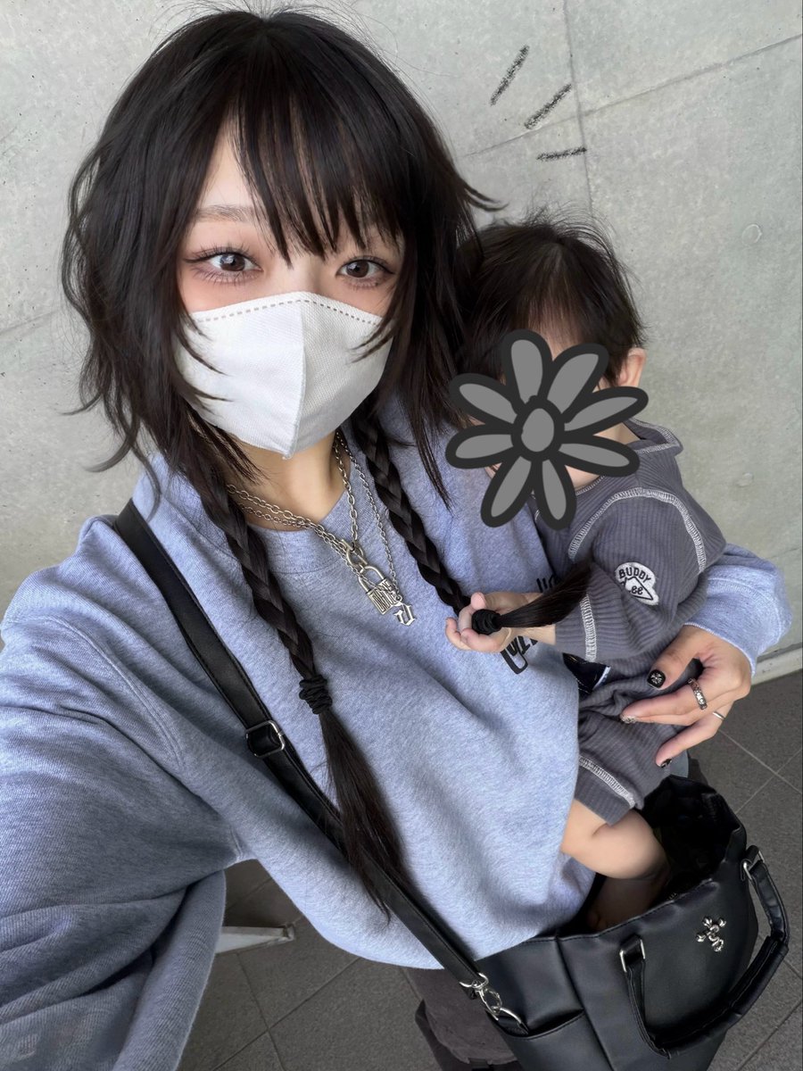 eyeshiny_gibous's tweet photo. おそろい🩶コーデ https://t.co/V2XikPs11H