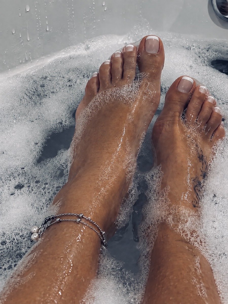 LunaVelvetepriv's tweet photo. A little morning soak… 🫧👣
Would you join me? 👀
#FeetPics #FeetModel #FrenchToes #PrettyFeet #WetFeet https://t.co/hBeoNqdWCK