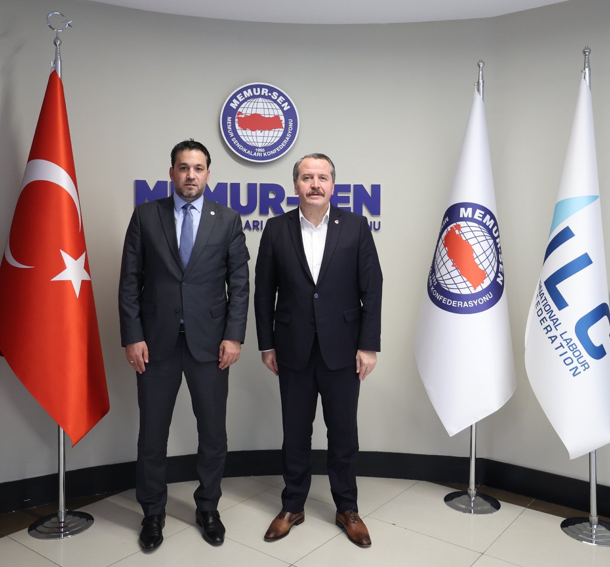 U_I_D's tweet photo. 📍 Ankara 🇹🇷

🇹🇷 Genel Başkanımız Kenan Aslan ve MKYK Üyemiz Hakan Geçol, Memur Sendikaları Konfederasyonu (Memur-Sen) Genel Başkanı Sayın Ali Yalçın'ı makamında ziyaret etti.

Gerçekleştirilen görüşmede, yurt dışında yaşayan vatandaşlarımıza yönelik yürütülen çalışmalar, çalışanların hak ve menfaatleri ile geliştirilebilecek ortak iş birlikleri üzerine kapsamlı istişarelerde bulunuldu.

Nazik kabulü ve kıymetli değerlendirmeleri için Memur-Sen Genel Başkanı Sayın Ali Yalçın'a teşekkür ediyor, çalışmalarında başarılar diliyoruz.