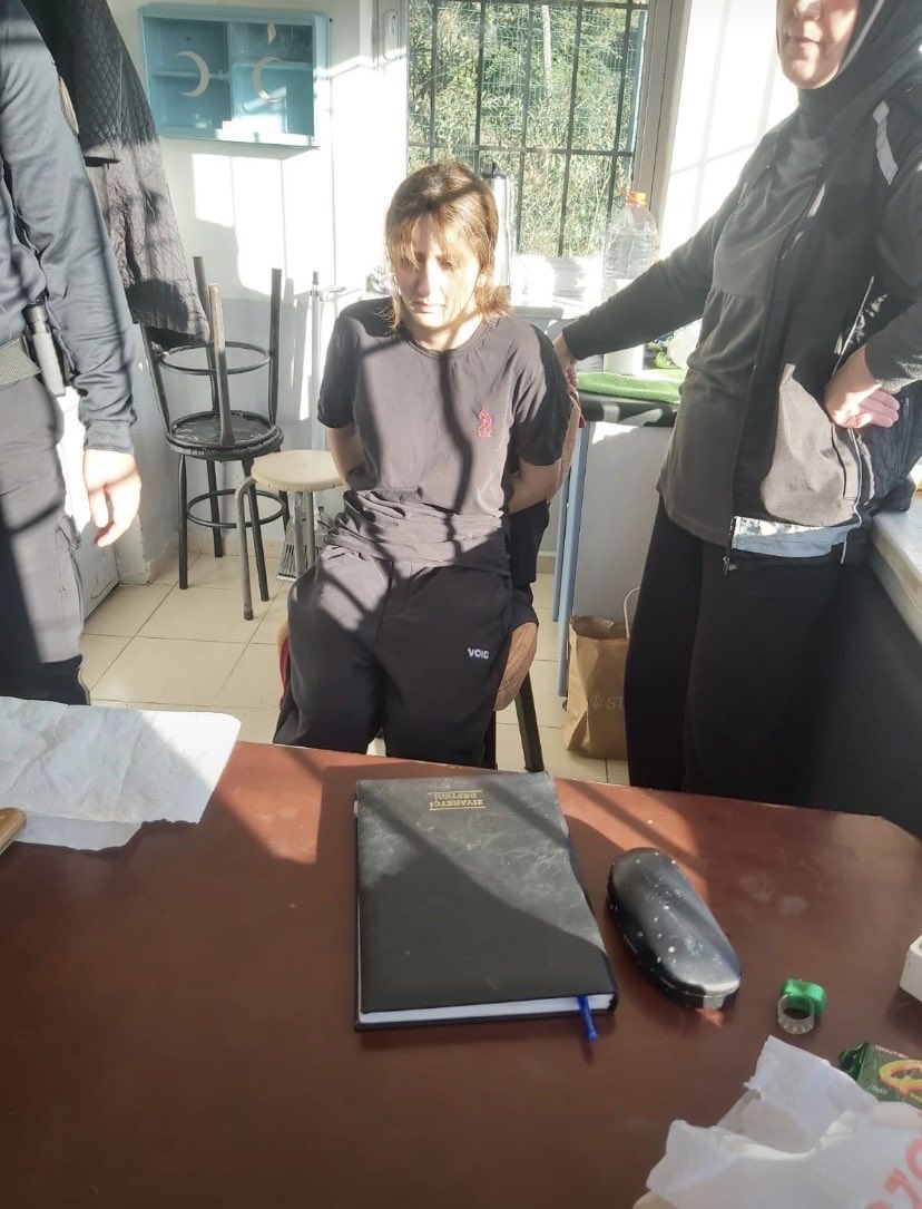 elif6874's tweet photo. Cinsiyetçi yaklaşımlar erkekleri peşinen suçlu göstererek mağduriyetlere yol açtı.İnfaz düzenlemelerindeki ayrımlar da adaletsiz sonuçlar doğurdu.
Kadın da suç işleyebilir,çocukta,erkek de iftiraya uğrayabilir.Beyan değil delil,cinsiyet değil hukuk esas alınmalıdır.
@YildizFeti https://t.co/SaJPihcGjR