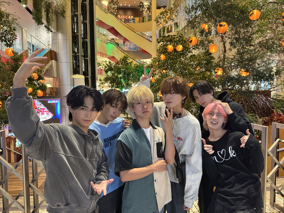 nvln_keito's tweet photo. こんばんは🌛
1週間の中日で大変かもだけど、みんなよく頑張ったね！
なんか水曜日って1週間の間で1番ビジュが良くない日らしいです…。そんなのに負けるな‼️元気な姿で10日、会いましょう💚

個人的に昨日の集合写真好きです https://t.co/keI8ThPAVz