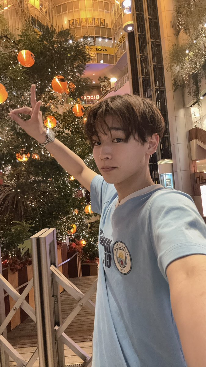 nvln_keito's tweet photo. こんばんは🌛
1週間の中日で大変かもだけど、みんなよく頑張ったね！
なんか水曜日って1週間の間で1番ビジュが良くない日らしいです…。そんなのに負けるな‼️元気な姿で10日、会いましょう💚

個人的に昨日の集合写真好きです https://t.co/keI8ThPAVz
