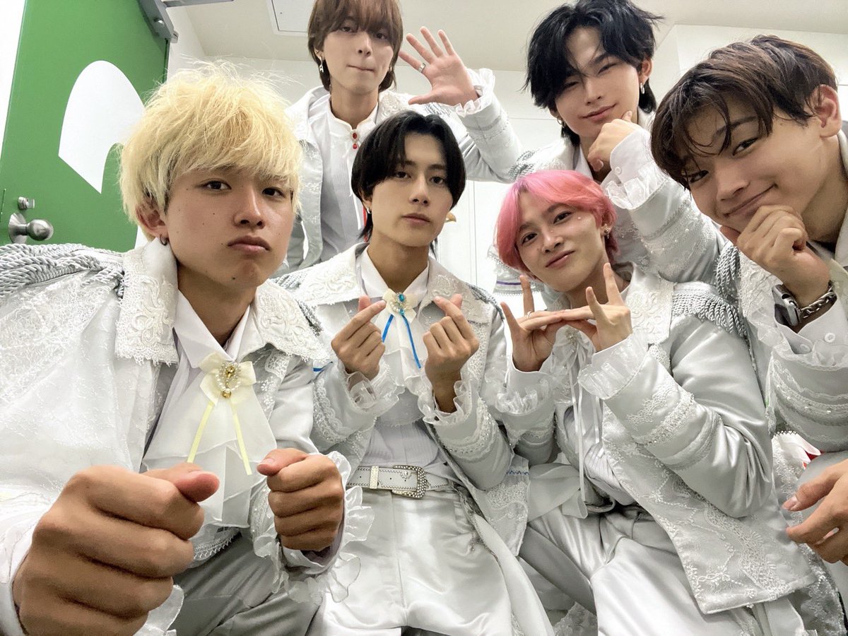nvln_keito's tweet photo. こんばんは🌛
1週間の中日で大変かもだけど、みんなよく頑張ったね！
なんか水曜日って1週間の間で1番ビジュが良くない日らしいです…。そんなのに負けるな‼️元気な姿で10日、会いましょう💚

個人的に昨日の集合写真好きです https://t.co/keI8ThPAVz
