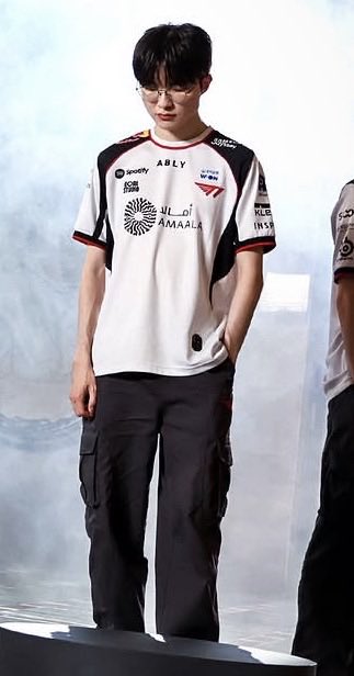 heartdoran's tweet photo. the hand in pocket… the veins… he’s so hot https://t.co/2h1vnpoA4j