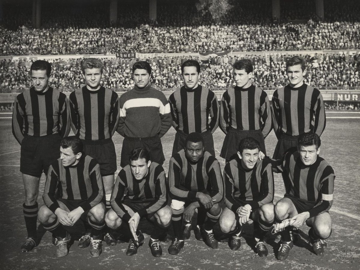 rijedakk's tweet photo. 1/
Rarely seen photos from the Nice archives
European Cup 1959-60, last 16 
Fenerbahçe vs OGC Nice: three matches in three countries. 

2/
Istanbul, 19 Nov 1959: Fenerbahçe 2–1 Nice (Can Bartu, Şeref Has).
Nearly 30,000 in the stands, and the French press praised the "fiery but gentlemanly" Turkish crowd.
Before the match, a girl in traditional Niçoise costume presented flowers and a hat to the Fenerbahçe captain.

3/
Nice, Stade du Ray, 3 Dec 1959: Nice 2–1 Fenerbahçe (Lefter pen).
With no away-goals rule, 3–3 on aggregate meant a play-off on neutral ground: Geneva, Stade des Charmilles, 23 Dec 1959.

4/
According to Milliyet, the pitch was waterlogged and the referee said "football cannot be played here". Nice asked for a postponement, but Fenerbahçe insisted on playing.

5/
Nice won 5–1 and went on to face Real Madrid. Fenerbahçe's first European Cup run ended in the mud of Geneva.

Archives Nice Côte d'Azur – Ville de Nice (3 Fi 338, Photographies officielles de l'OGC Nice, 1959)
