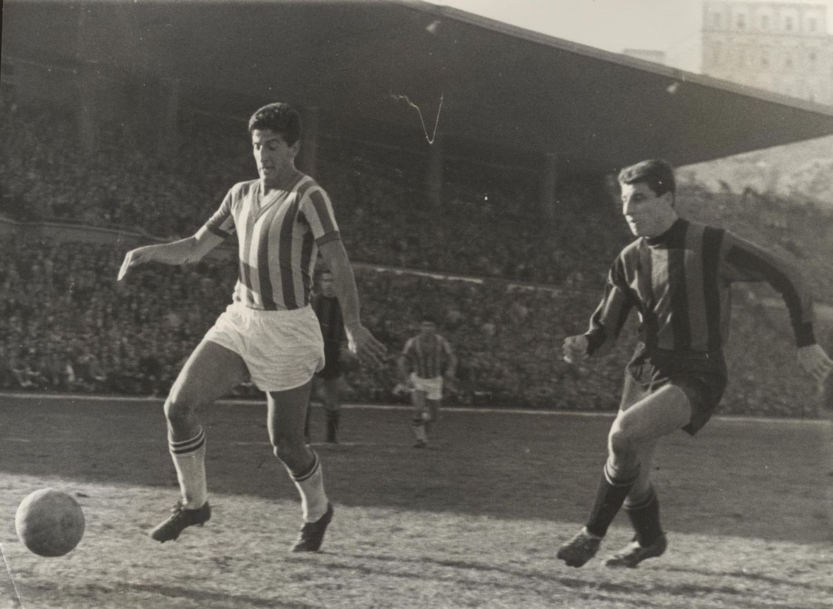 rijedakk's tweet photo. 1/
Rarely seen photos from the Nice archives
European Cup 1959-60, last 16 
Fenerbahçe vs OGC Nice: three matches in three countries. 

2/
Istanbul, 19 Nov 1959: Fenerbahçe 2–1 Nice (Can Bartu, Şeref Has).
Nearly 30,000 in the stands, and the French press praised the "fiery but gentlemanly" Turkish crowd.
Before the match, a girl in traditional Niçoise costume presented flowers and a hat to the Fenerbahçe captain.

3/
Nice, Stade du Ray, 3 Dec 1959: Nice 2–1 Fenerbahçe (Lefter pen).
With no away-goals rule, 3–3 on aggregate meant a play-off on neutral ground: Geneva, Stade des Charmilles, 23 Dec 1959.

4/
According to Milliyet, the pitch was waterlogged and the referee said "football cannot be played here". Nice asked for a postponement, but Fenerbahçe insisted on playing.

5/
Nice won 5–1 and went on to face Real Madrid. Fenerbahçe's first European Cup run ended in the mud of Geneva.

Archives Nice Côte d'Azur – Ville de Nice (3 Fi 338, Photographies officielles de l'OGC Nice, 1959)